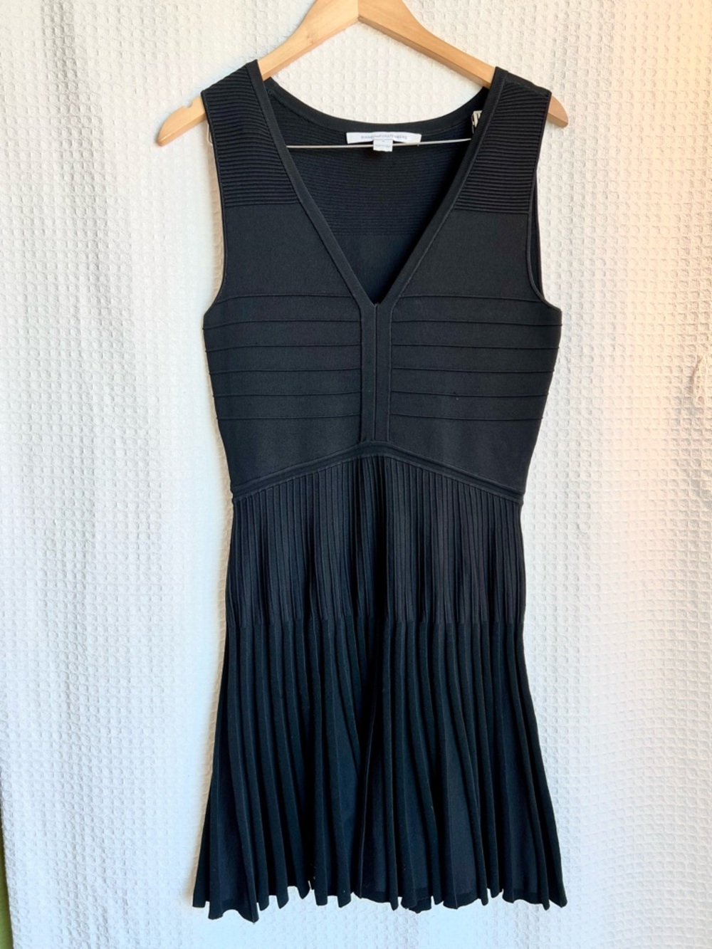 Diane Von Furstenberg Black Sleeveless V-Neck Pleated Midi Dress